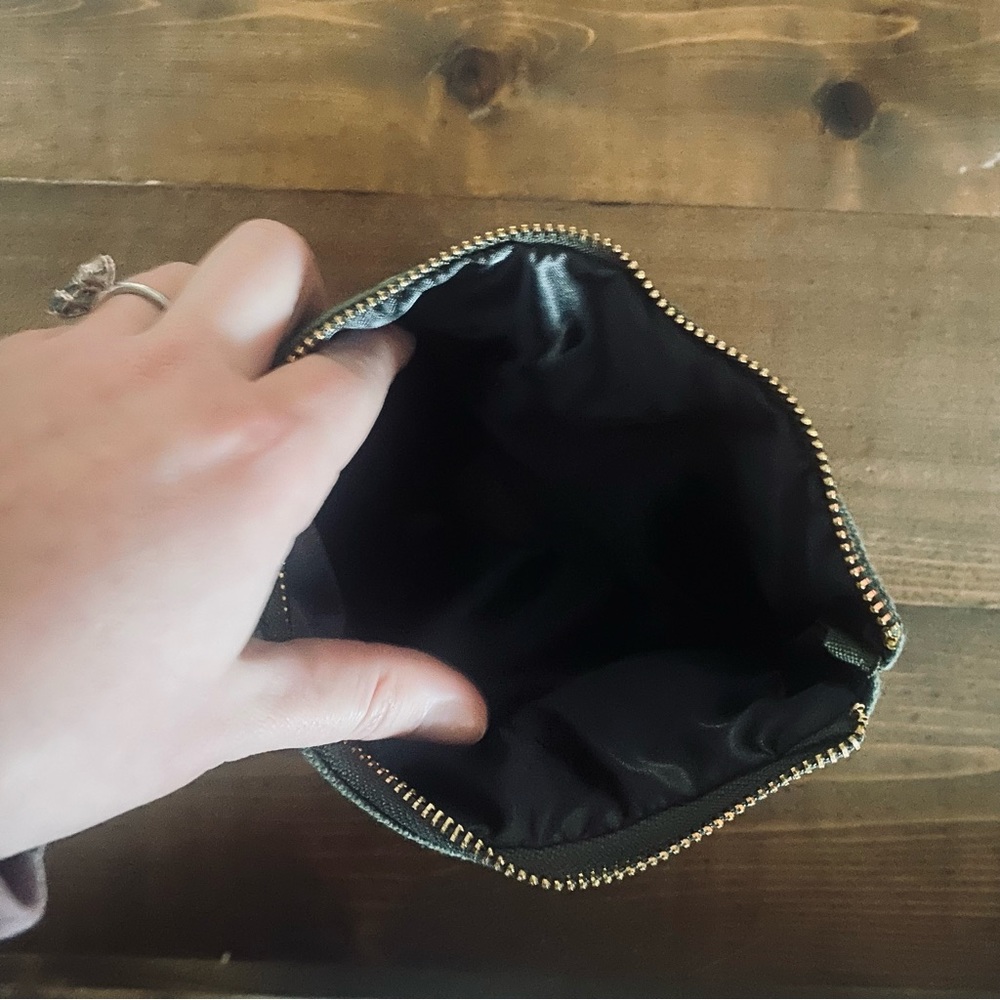 Small green zip bag - Picture 4 of 4
